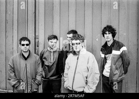 Band gallese Super Furry Animals (L-R: Dafydd Ieuan, Guto Pryce, Cian Ciaran, Haw Bunford, Gruff Rhys) fuori dalla loro sala prove a Cardiff Bay, Galles nel giugno 1997. Foto: Rob Watkins Foto Stock