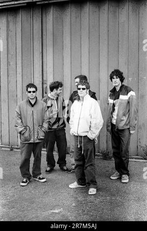 Band gallese Super Furry Animals (L-R: Dafydd Ieuan, Guto Pryce, Cian Ciaran, Haw Bunford, Gruff Rhys) fuori dalla loro sala prove a Cardiff Bay, Galles nel giugno 1997. Foto: Rob Watkins Foto Stock