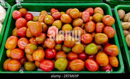 Un gruppo di pomodori in una scatola. Pomodori sfondo in una scatola. Foto Stock