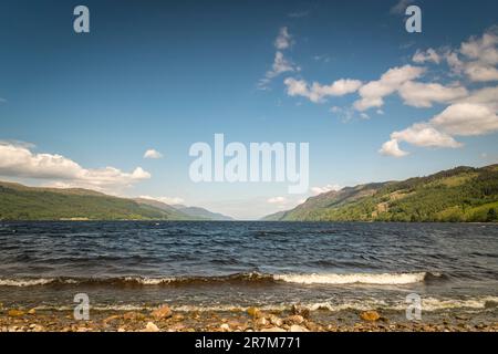 Un paesaggio HDR estivo e ventilato di Loch Ness dalla costa meridionale vicino a Fort Augustus, Inverness-shire, Scozia. 7 giugno 2023. Foto Stock