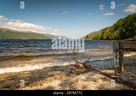 Un paesaggio HDR estivo e ventilato di Loch Ness dalla costa meridionale vicino a Fort Augustus, Inverness-shire, Scozia. 7 giugno 2023. Foto Stock