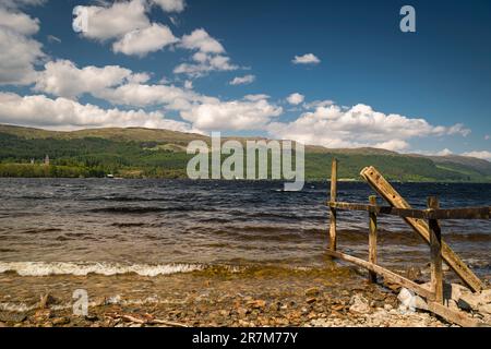 Un paesaggio HDR estivo e ventilato di Loch Ness dalla costa meridionale vicino a Fort Augustus, Inverness-shire, Scozia. 7 giugno 2023. Foto Stock