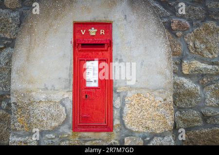 Un'immagine HDR estiva di una Postbox vittoriana montata in un muro di un edificio nella comunità di Aundorach, Abernethy, Scozia. 9 giugno 2023 Foto Stock