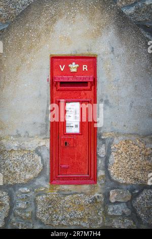 Un'immagine HDR estiva di una Postbox vittoriana montata in un muro di un edificio nella comunità di Aundorach, Abernethy, Scozia. 9 giugno 2023 Foto Stock