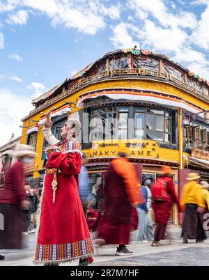 (230616) -- LHASA, 16 giugno 2023 (Xinhua) -- Un turista in costume tradizionale tibetano posa per le foto a Lhasa, regione autonoma del Tibet del sudovest della Cina, 13 giugno 2023. I dati ufficiali mostrano che il Tibet ha ricevuto oltre 157,6 milioni di turisti dal paese e dall'estero, e ha raggiunto un reddito turistico di 212,6 miliardi di yuan (29,8 miliardi di dollari USA) dal 2016 al 2020, 2,3 volte e 2,4 volte quello dei cinque anni precedenti, rispettivamente, che hanno contribuito a far uscire dalla povertà 75.000 residenti impoveriti registrati. La regione ha ricevuto più di 11,73 milioni di arrivi turistici nei primi cinque mesi di t Foto Stock