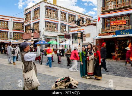 (230616) -- LHASA, 16 giugno 2023 (Xinhua) -- i turisti in costumi tradizionali tibetani posano per le foto a Lhasa, regione autonoma del Tibet nel sud-ovest della Cina, 13 giugno 2023. I dati ufficiali mostrano che il Tibet ha ricevuto oltre 157,6 milioni di turisti dal paese e dall'estero, e ha raggiunto un reddito turistico di 212,6 miliardi di yuan (29,8 miliardi di dollari USA) dal 2016 al 2020, 2,3 volte e 2,4 volte quello dei cinque anni precedenti, rispettivamente, che hanno contribuito a far uscire dalla povertà 75.000 residenti impoveriti registrati. La regione ha ricevuto più di 11,73 milioni di arrivi turistici nei primi cinque mesi del mese Foto Stock