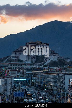 (230616) -- LHASA, 16 giugno 2023 (Xinhua) -- questa foto scattata il 7 giugno 2023 mostra il Palazzo di Potala al tramonto a Lhasa, la regione autonoma del Tibet nel sud-ovest della Cina. I dati ufficiali mostrano che il Tibet ha ricevuto oltre 157,6 milioni di turisti dal paese e dall'estero, e ha raggiunto un reddito turistico di 212,6 miliardi di yuan (29,8 miliardi di dollari USA) dal 2016 al 2020, 2,3 volte e 2,4 volte quello dei cinque anni precedenti, rispettivamente, che hanno contribuito a far uscire dalla povertà 75.000 residenti impoveriti registrati. La regione ha ricevuto più di 11,73 milioni di arrivi turistici nei primi cinque mesi di questo voi Foto Stock