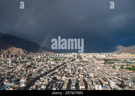 (230616) -- LHASA, 16 giugno 2023 (Xinhua) -- questa foto scattata il 15 giugno 2023 mostra un arcobaleno a Lhasa, regione autonoma del Tibet nel sud-ovest della Cina. I dati ufficiali mostrano che il Tibet ha ricevuto oltre 157,6 milioni di turisti dal paese e dall'estero, e ha raggiunto un reddito turistico di 212,6 miliardi di yuan (29,8 miliardi di dollari USA) dal 2016 al 2020, 2,3 volte e 2,4 volte quello dei cinque anni precedenti, rispettivamente, che hanno contribuito a far uscire dalla povertà 75.000 residenti impoveriti registrati. La regione ha ricevuto più di 11,73 milioni di arrivi turistici nei primi cinque mesi di quest'anno, un aumento di nea Foto Stock