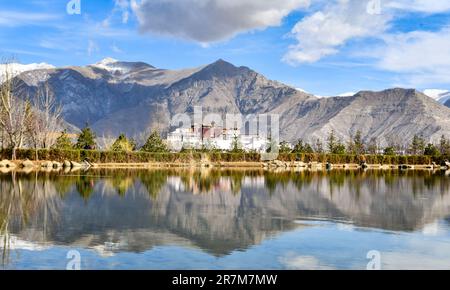 (230616) -- LHASA, 16 giugno 2023 (Xinhua) -- questa foto scattata il 24 febbraio 2023 mostra il Palazzo Potala a Lhasa, regione autonoma del Tibet nel sud-ovest della Cina. I dati ufficiali mostrano che il Tibet ha ricevuto oltre 157,6 milioni di turisti dal paese e dall'estero, e ha raggiunto un reddito turistico di 212,6 miliardi di yuan (29,8 miliardi di dollari USA) dal 2016 al 2020, 2,3 volte e 2,4 volte quello dei cinque anni precedenti, rispettivamente, che hanno contribuito a far uscire dalla povertà 75.000 residenti impoveriti registrati. La regione ha ricevuto più di 11,73 milioni di arrivi turistici nei primi cinque mesi di quest'anno, un ris Foto Stock