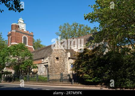 L'antica chiesa di Santa Maria e Santissima Trinità a Bow, East London UK Foto Stock
