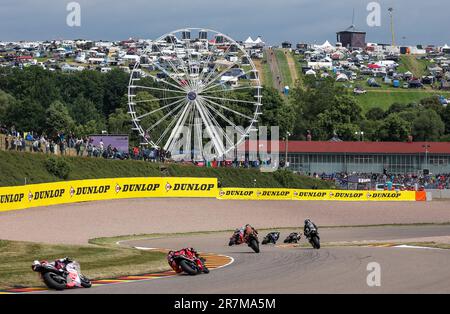 Hohenstein Ernsthal, Germania. 16th giugno, 2023. Motorsport/Moto, Gran Premio di Germania, MotoGP 2nd al Sachsenring. Il leggendario Ankerberg è visibile sullo sfondo della pista. Credit: Jan Woitas/dpa/Alamy Live News Foto Stock