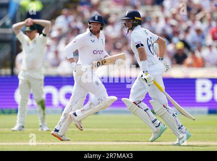 Joe Root (a destra) e Jonny Bairstow in Inghilterra corrono tra i wickets il giorno uno della prima partita di test Ashes a Edgbaston, Birmingham. Data immagine: Venerdì 16 giugno 2023. Foto Stock