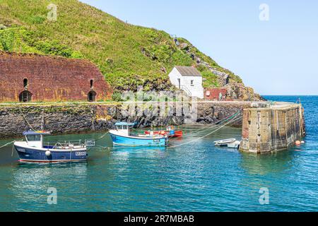 Barche da pesca nel porto di Porthgain sulla penisola di St David nel Pembrokeshire Coast National Park, Galles UK Foto Stock