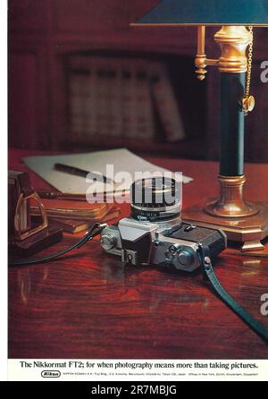 Nikon Nikkormat FT2 spot su una rivista Natgeo 1976 Foto Stock