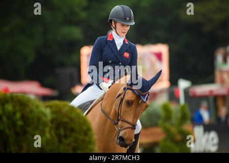 16 giugno 2023, bassa Sassonia, Luhmühlen: Sport equestre/Eventing: Campionato tedesco, Dressage, Gruppo 2. Briton Yasmin Ingham prende il suo test nell'arena di dressage con il suo cavallo 'Rehy DJ'. Foto: Gregor Fischer/dpa Foto Stock