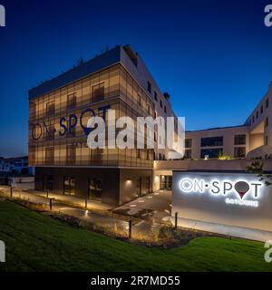 Vista notturna della costruzione Bayonne sul POSTO, edificio di uffici con servizi condivisi (spazi di coworking) nei Paesi Baschi (Bayonne, Francia). Foto Stock