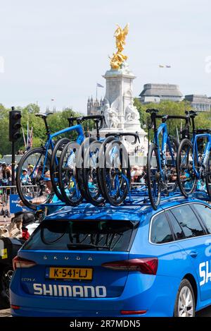 Veicolo di servizio Shimano per la gara ciclistica RideLondon Classique Stage 3 UCI Women's World Tour intorno alle strade nel centro di Londra, Regno Unito. Vettura neutra Foto Stock