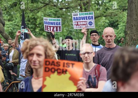 Berlino, Germania. 16th giugno, 2023. Numerose persone partecipano a una dimostrazione cambiando città sotto lo slogan '#Nicht mit uns - Das Mobilitätsgesetz gilt' di fronte al Dipartimento del Senato per l'ambiente, i trasporti e la protezione del clima. Trasporti il senatore Schreiner ha fatto fermare per il momento l'espansione di tutte le nuove piste ciclabili. Credit: Joerg Carstensen/dpa/Alamy Live News Foto Stock