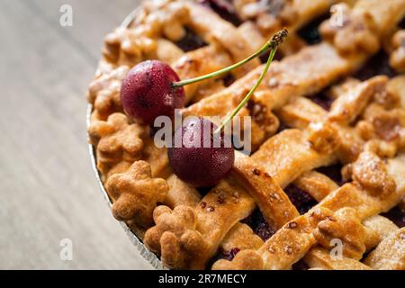 Primo piano con riempimento di ciliegie e torta americana Foto Stock