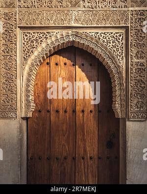 La porta dell'Alhambra intricatamente adornata, un portale per un mondo di storia e bellezza, che richiama con dettagli seducenti. Foto Stock