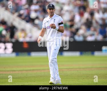 James Anderson of England durante il LV= Insurance Ashes First Test Series Day 1 Inghilterra vs Australia a Edgbaston, Birmingham, Regno Unito, 16th giugno 2023 (Foto di Craig Thomas/News Images) Foto Stock