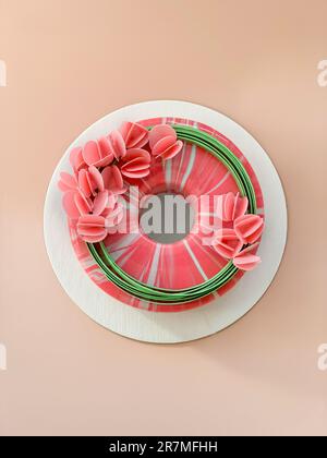 vista dall'alto della mousse glaze cake con arredamento festivo. scatto verticale Foto Stock