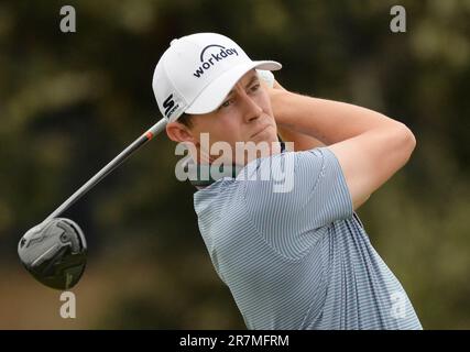 Los Angeles, Stati Uniti. 16th giugno, 2023. Matt Fitzpatrick dell'Inghilterra si tee fuori sulla 12th buca durante il secondo round del 2023 Stati Uniti Open Golf Championship al Los Angeles Country Club di Los Angeles, California, venerdì 16 giugno 2023. Foto di Mike Goulding/UPI Credit: UPI/Alamy Live News Foto Stock