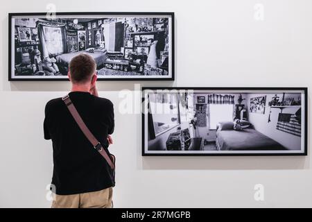 Londra, 16th giugno 2023. Un visitatore con due immagini monocromatiche di Ashley Gilbertson, preso nella camera da letto di un soldato americano ucciso nella guerra in Iraq. Civilization: The Way We Live Now è una mostra storica che traccia i fili visivi della vita in continuo cambiamento e straordinariamente complessa dell'umanità in tutto il mondo, attraverso gli occhi di 150 dei fotografi più esperti del mondo. Civilization: The Way We Live Now è in corso alla Galleria Saatchi fino al 17th settembre. Credit: Imageplotter/Alamy Live News Foto Stock