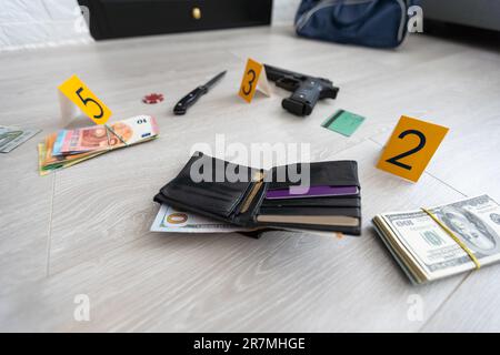 Immagine ad alto contrasto di una scena criminale con indicatori di evidenza Foto Stock