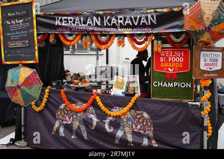 Il Kerlalan Karavan è uno stand gastronomico indiano presso lo Street Food Circus, Roath Yard, Cardiff Foto Stock