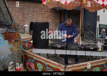 Single While Make DJ allo Street Food Circus, Roath Yard, Cardiff Foto Stock