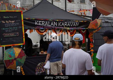 Il Kerlalan Karavan è uno stand gastronomico indiano presso lo Street Food Circus, Roath Yard, Cardiff Foto Stock