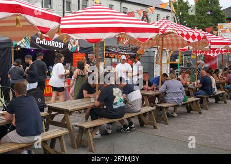 Folle di giovani che si divertono allo Street Food Circus, Roath Yard, Cardiff Foto Stock