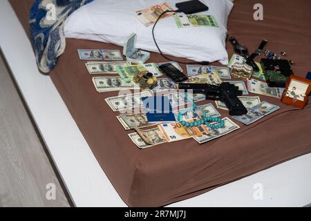 Sacchetto di prova accanto alle banconote in dollari in un'unità di indagine sul crimine, immagine concettuale Foto Stock