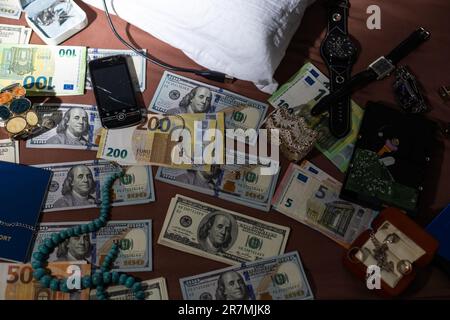 Sacchetto di prova accanto alle banconote in dollari in un'unità di indagine sul crimine, immagine concettuale Foto Stock