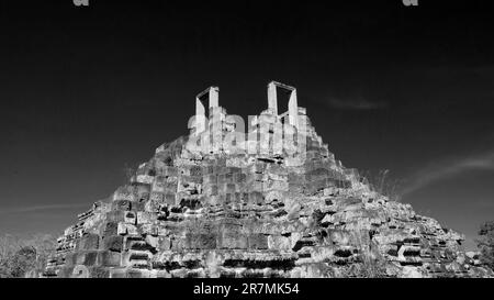 La cima di un'antica piramide di pietra cambogiana, rovine medievali adagiato contro un chiaro cielo del sud-est asiatico. Foto Stock