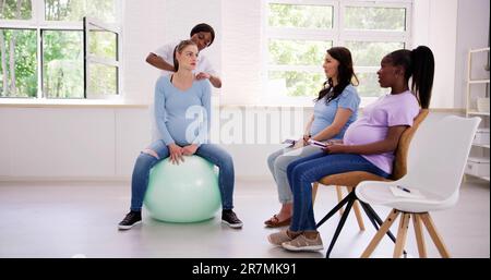 Classe di gravidanza prenatale. Scuola di preparazione materna Foto Stock