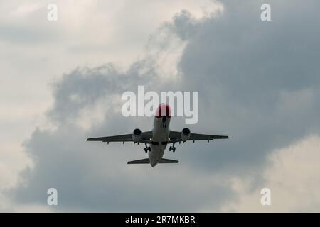 Zurigo, Svizzera, 2 maggio 2023 Edelweiss Air Airbus A320-214 aeromobili in partenza dalla pista 28 Foto Stock