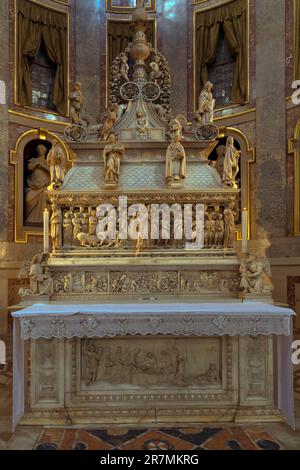 L'Arca di San Domenico, Nicola Pisano, Niccolo dell'Arca e Michelangelo, Basilica di San Domenico, Bologna, Emilia-Romagna, Italia Foto Stock