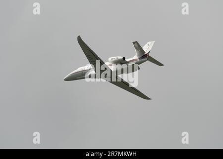 Zurigo, Svizzera, 2 maggio 2023 CS-LTV Cessna 680A Citation Latitude Aircraft decollano dalla pista 28 Foto Stock