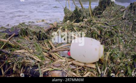 Plastica e altri detriti di deriva ha raggiunto le spiagge del Mar Nero a Odessa, Ucraina. Disastro ambientale causato dall'esplosione di Kakhovka Hydroel Foto Stock