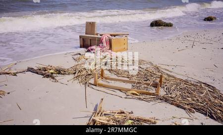 Odessa, Ucraina. 16th giugno, 2023. Mobili e altri detriti di deriva ha raggiunto le spiagge del Mar Nero a Odessa, Ucraina. Disastro ambientale causato dall'esplosione della diga della centrale idroelettrica di Kakhovka. (Credit Image: © Andrey Nekrasov/ZUMA Press Wire) SOLO PER USO EDITORIALE! Non per USO commerciale! Foto Stock