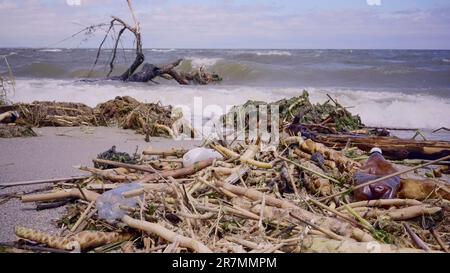 Plastica e altri detriti di deriva ha raggiunto le spiagge del Mar Nero a Odessa, Ucraina. Disastro ambientale causato dall'esplosione di Kakhovka Hydroel Foto Stock