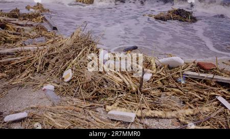 Plastica e altri detriti di deriva ha raggiunto le spiagge del Mar Nero a Odessa, Ucraina. Disastro ambientale causato dall'esplosione di Kakhovka Hydroel Foto Stock