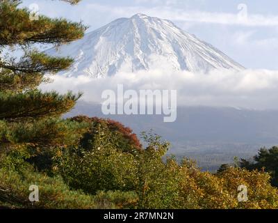 Monte Fuji in ottobre, coperto di neve e parzialmente nuvoloso. Vista dalla zona dei cinque laghi del Giappone Foto Stock