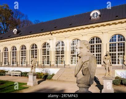 Sculture di fronte alla Vecchia Orangerie, al Parco Lazienki o al Parco delle Terme reali, Varsavia, voivodato Masoviano, Polonia Foto Stock