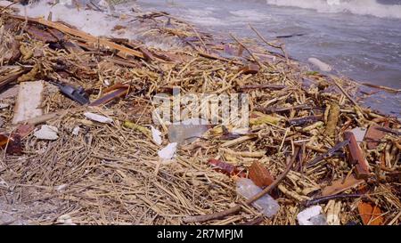 Odessa, Ucraina. 16th giugno, 2023. Plastica e altri detriti di deriva ha raggiunto le spiagge del Mar Nero a Odessa, Ucraina. Disastro ambientale causato dall'esplosione della diga della centrale idroelettrica di Kakhovka, primo piano. (Credit Image: © Andrey Nekrasov/ZUMA Press Wire) SOLO PER USO EDITORIALE! Non per USO commerciale! Foto Stock