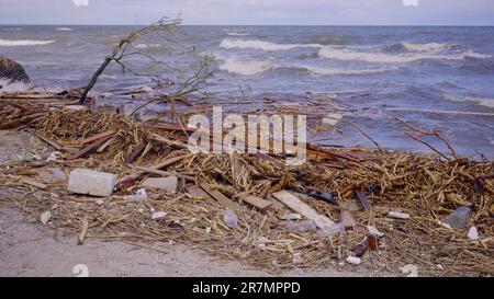 Odessa, Ucraina. 16th giugno, 2023. Plastica e altri detriti di deriva ha raggiunto le spiagge del Mar Nero a Odessa, Ucraina. Disastro ambientale causato dall'esplosione della diga della centrale idroelettrica di Kakhovka, primo piano. (Credit Image: © Andrey Nekrasov/ZUMA Press Wire) SOLO PER USO EDITORIALE! Non per USO commerciale! Foto Stock