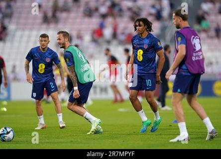 Il Kieran Trippier (secondo a sinistra) e Trent Alexander-Arnold (secondo a destra) si riscaldano prima della partita di qualificazione UEFA euro 2024 del Gruppo C allo Stadio Nazionale Ta'Qali, Attard. Data immagine: Venerdì 16 giugno 2023. Foto Stock