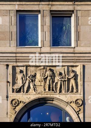 Sollievo dal realismo socialista in via Piekna, Varsavia, voivodato Masoviano, Polonia Foto Stock